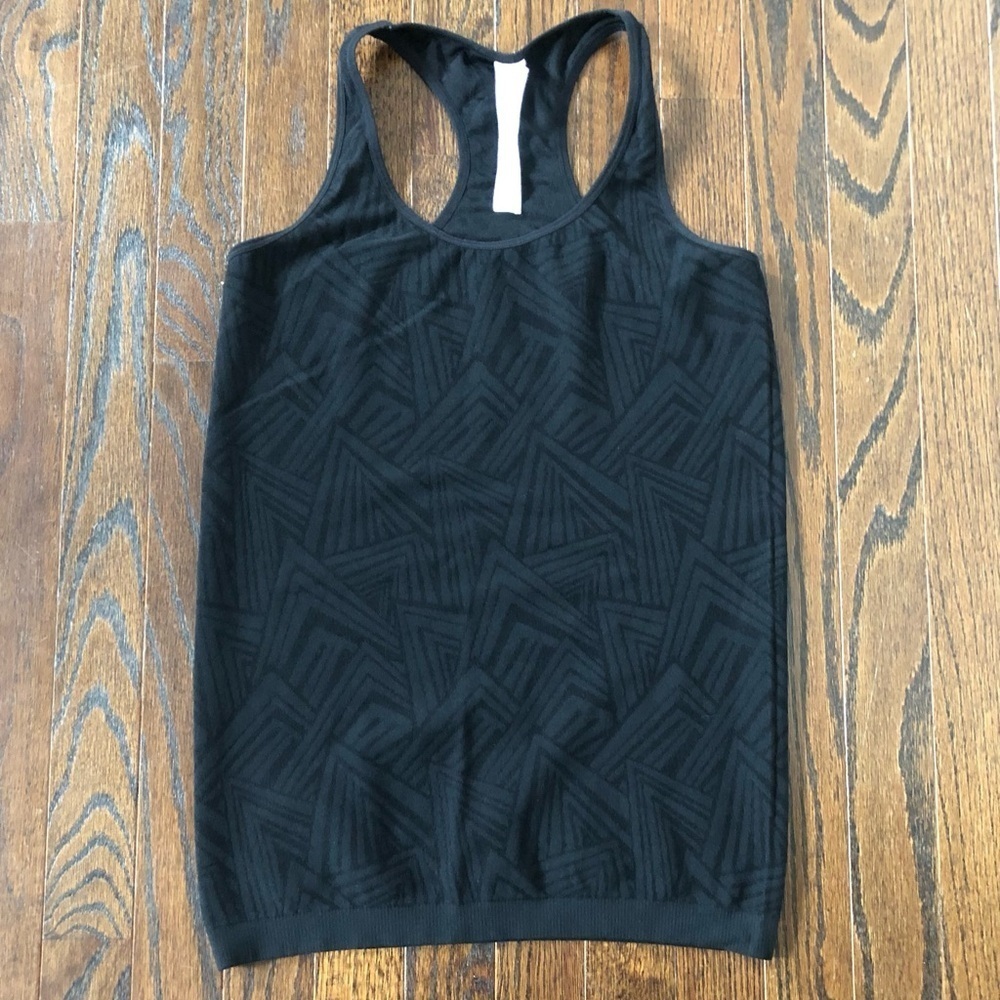 Fabletics Women’s S Olympus Seamless Razor Back Tank in Perfect Peak Black - EUC - Picture 2 of 9
